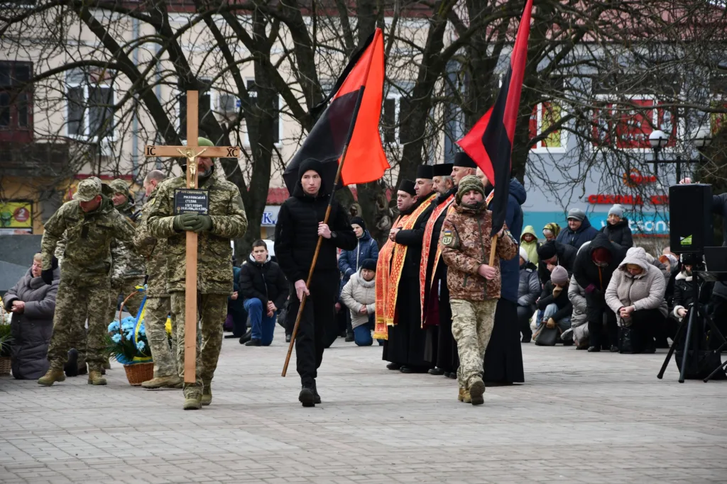 Військовий похорон із прапорами та священиками