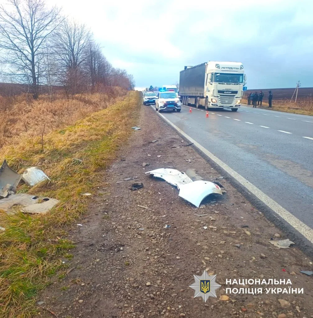 Дорожньо-транспортна пригода, поліція та вантажівка на трасі