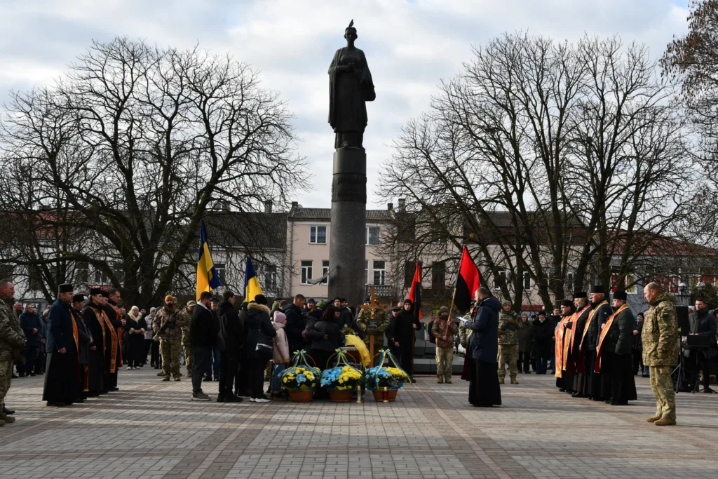 Урочиста церемонія біля пам’ятника з прапорами України