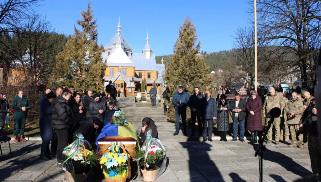 Похоронна церемонія біля церкви в Україні