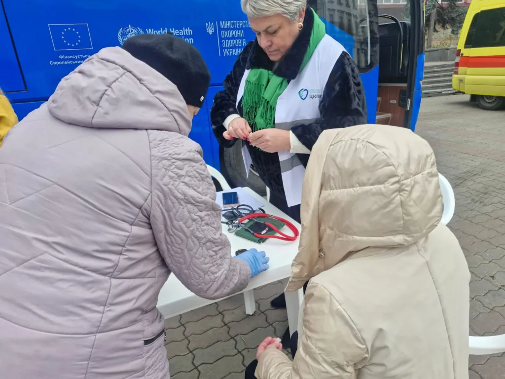 Медичний огляд на вулиці біля мобільного пункту