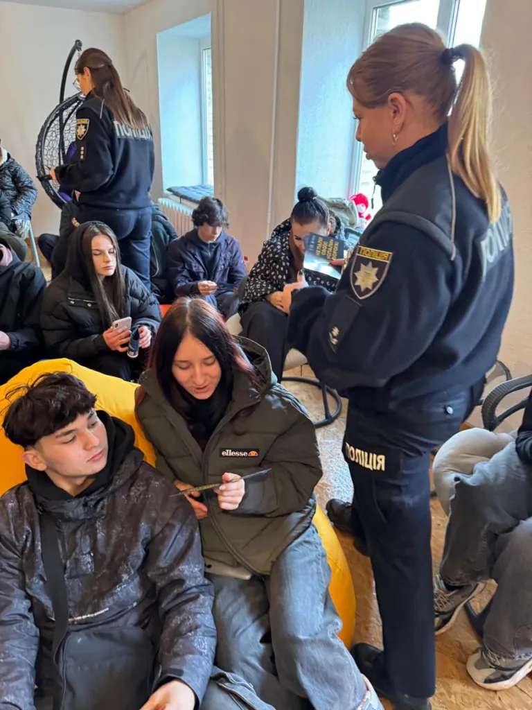 Поліція спілкується з молоддю у приміщенні
