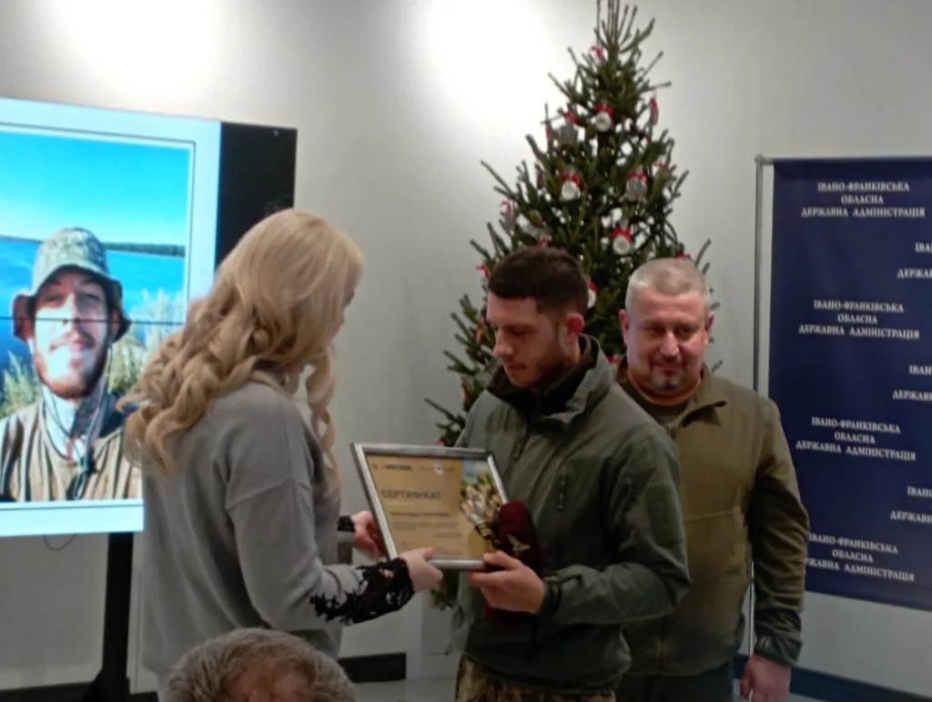 Вручення сертифіката військовому в Івано-Франківську