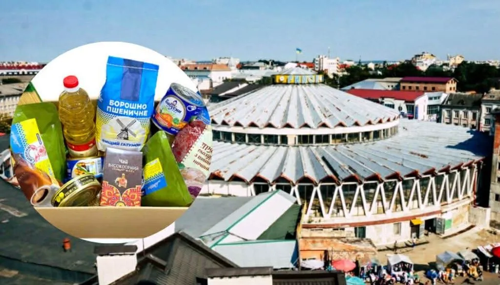 Продуктовий набір допомоги біля міського ринку