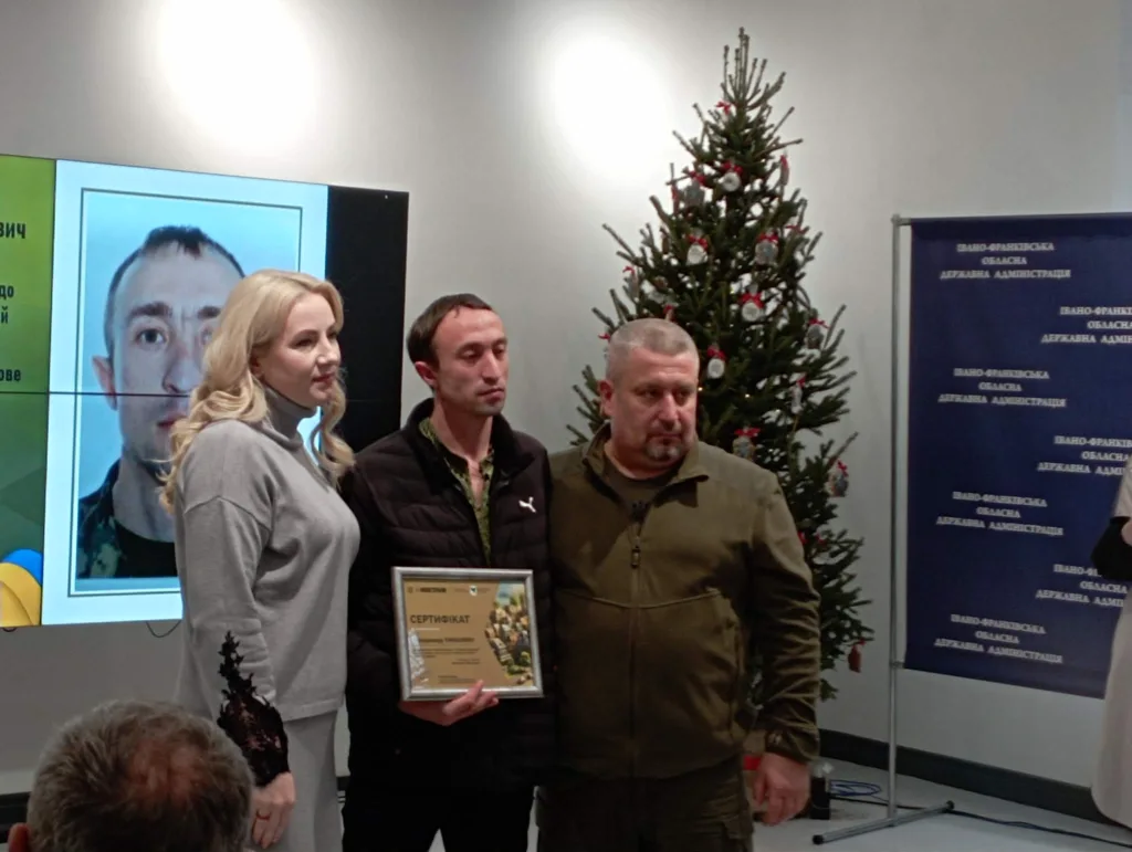 Вручення сертифіката у міській адміністрації