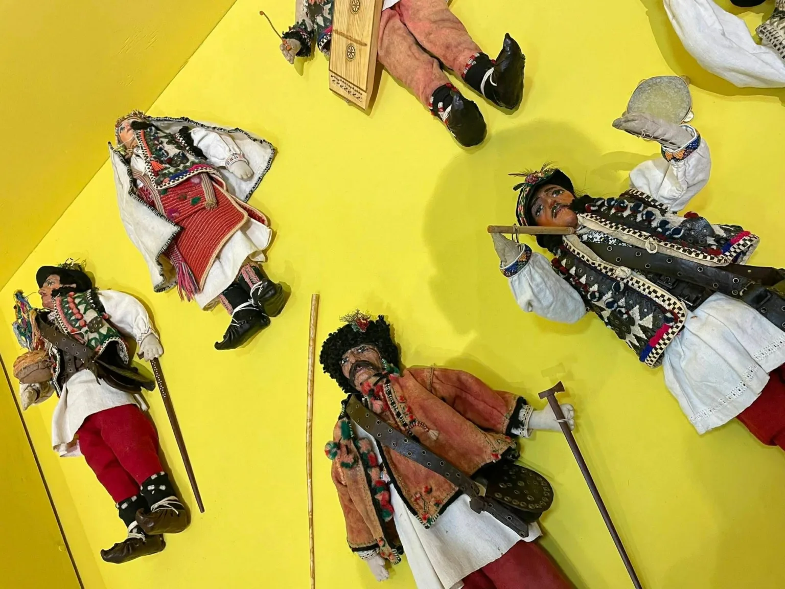 Традиційні українські ляльки у народних костюмах