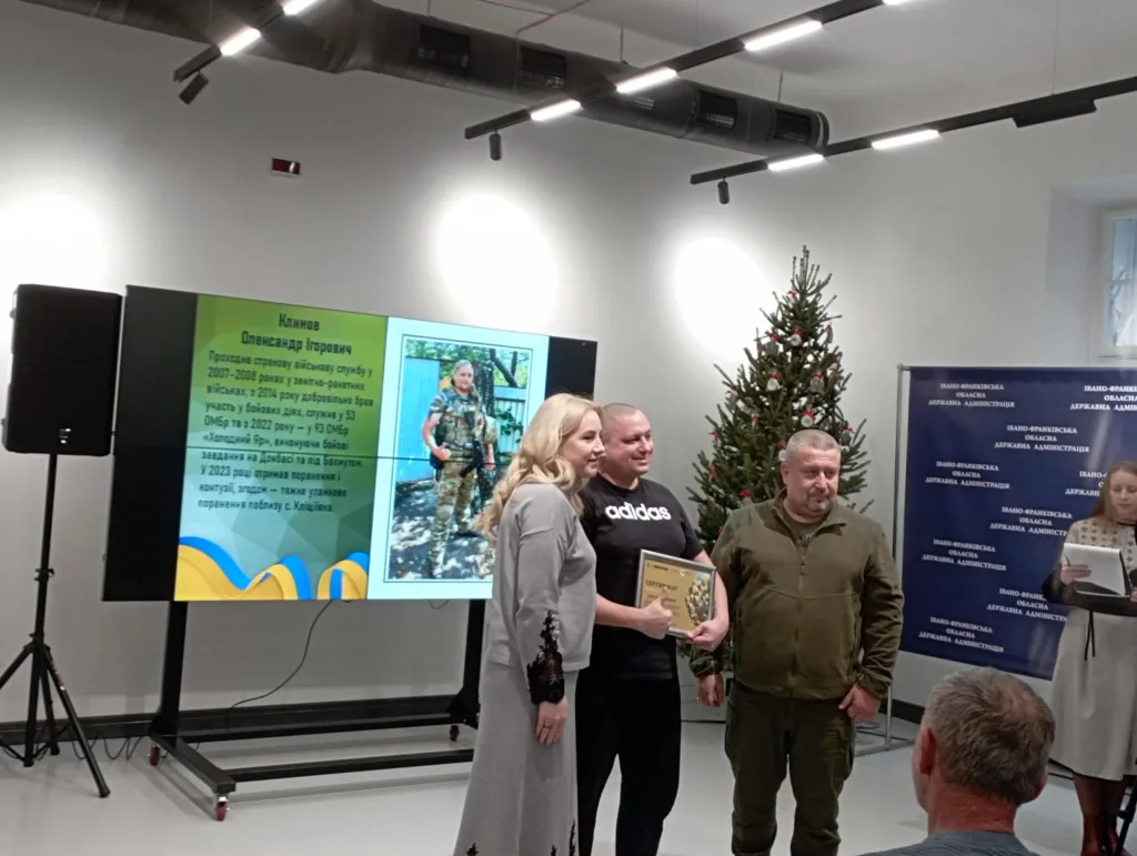 Вручення сертифіката військовому біля новорічної ялинки