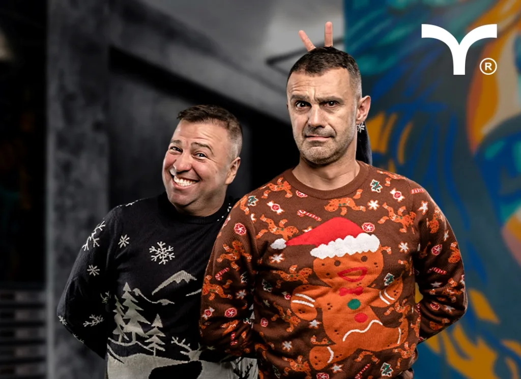 Двоє чоловіків у різдвяних светрах усміхаються