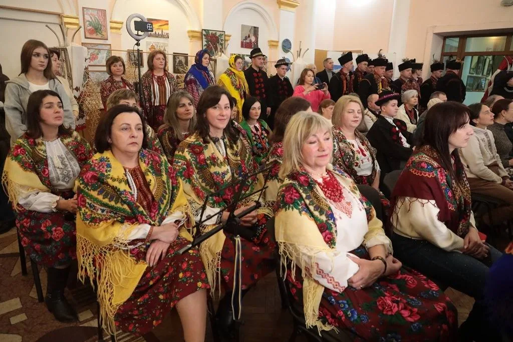 Люди у традиційному українському одязі на святі