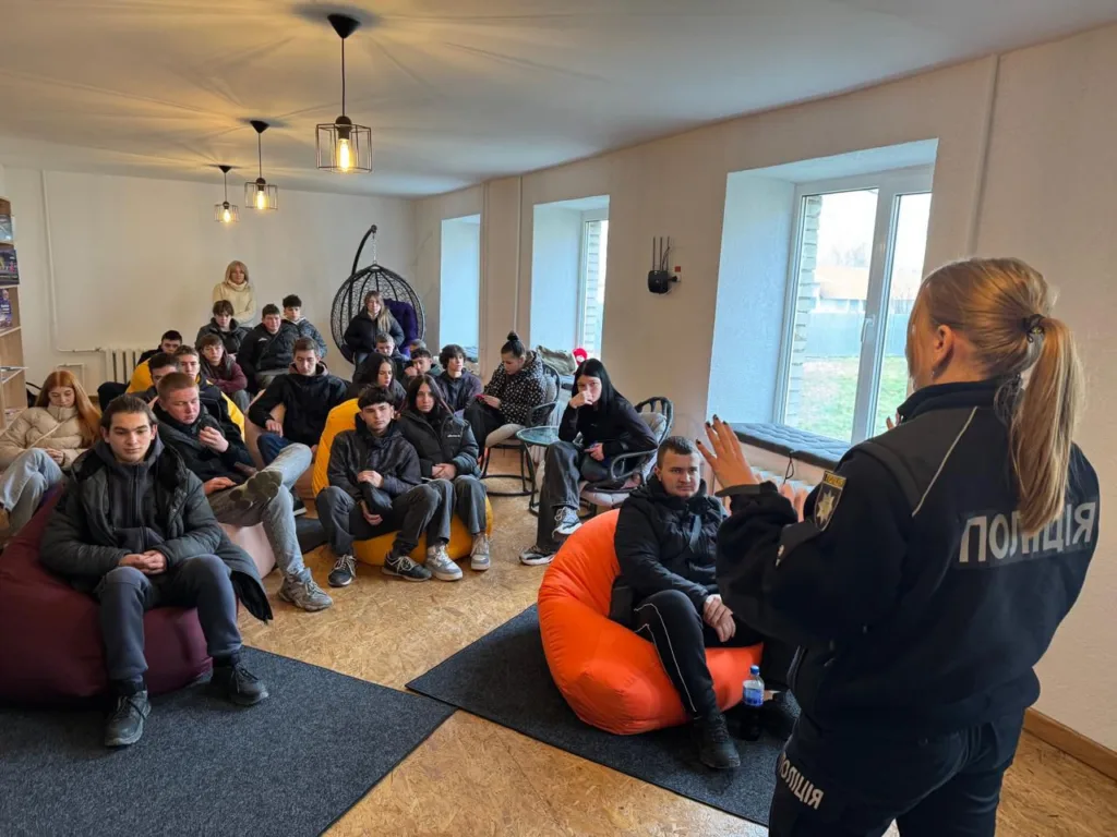 Поліцейська проводить зустріч зі студентами у кімнаті