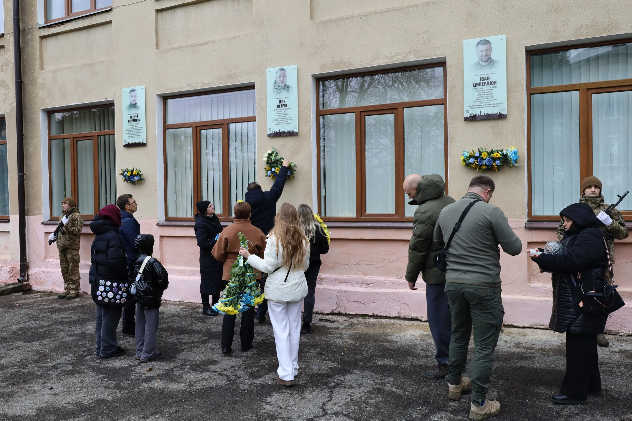 Люди вшановують пам’ять загиблих військових біля школи