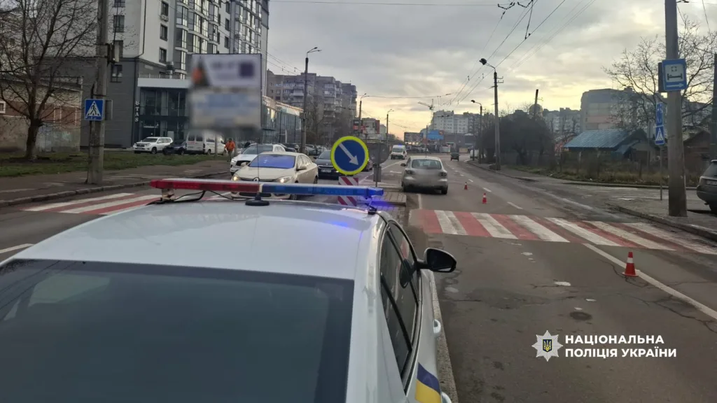 Дорожня аварія, поліція перекрила вулицю