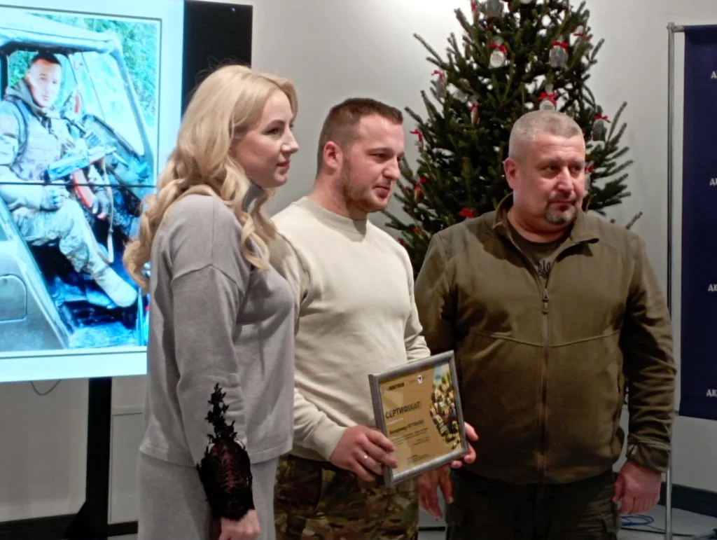 Вручення сертифіката військовослужбовцю біля ялинки