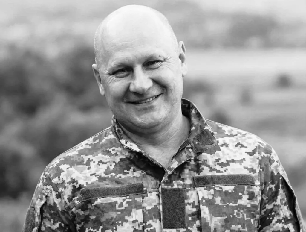 Усміхнений військовий у камуфляжі на природі