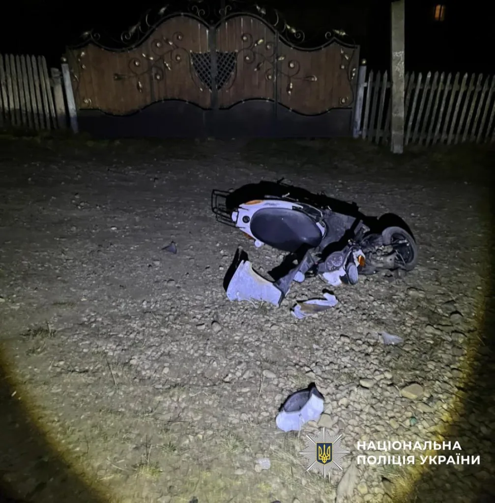 Пошкоджений мопед після аварії вночі