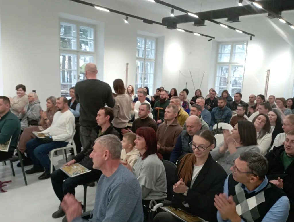 Люди на конференції в сучасній залі