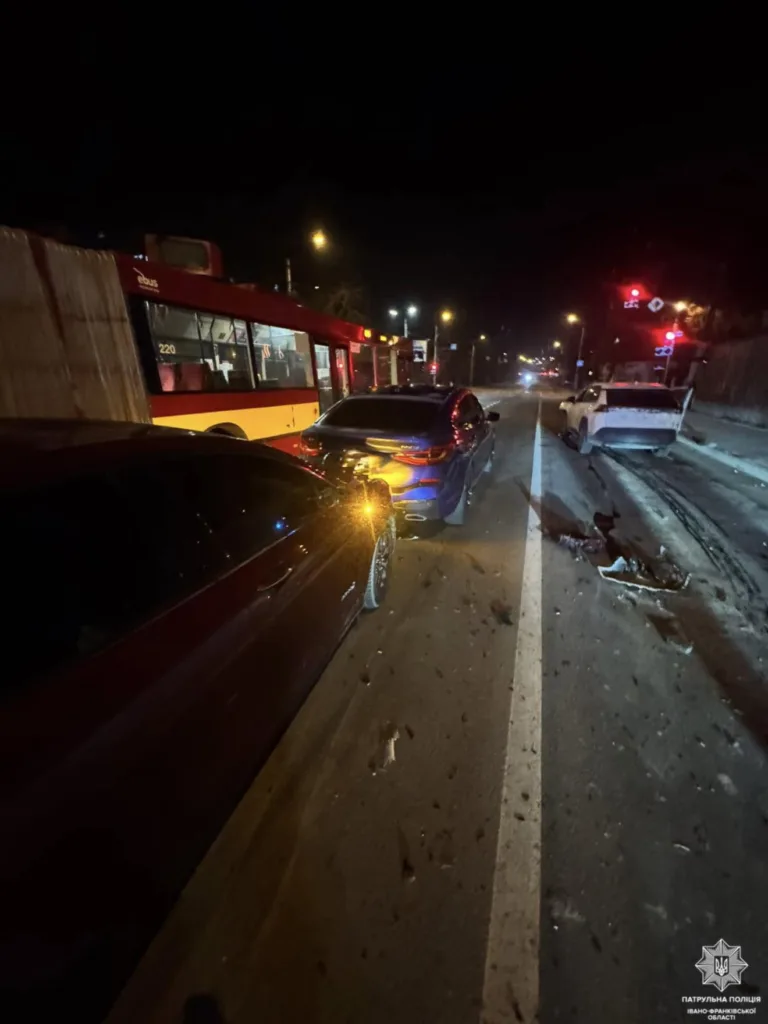 Нічна дорожня аварія з автобусом і автомобілями
