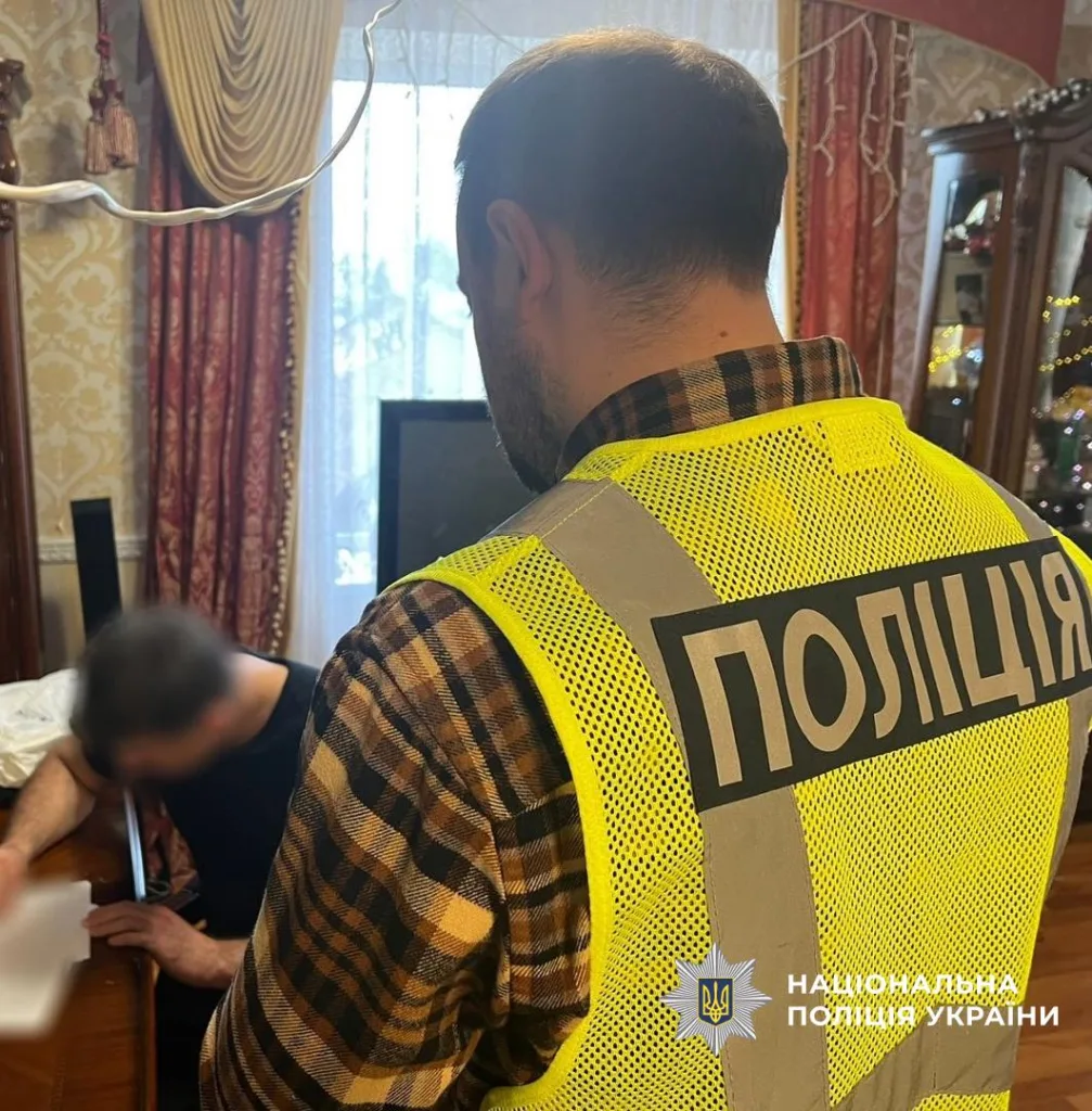 Поліцейський проводить перевірку у квартирі