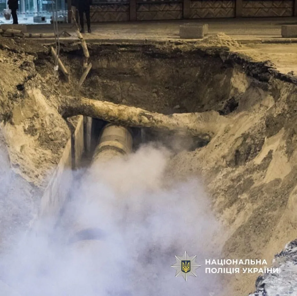 Провалля на дорозі через пошкодження теплотраси