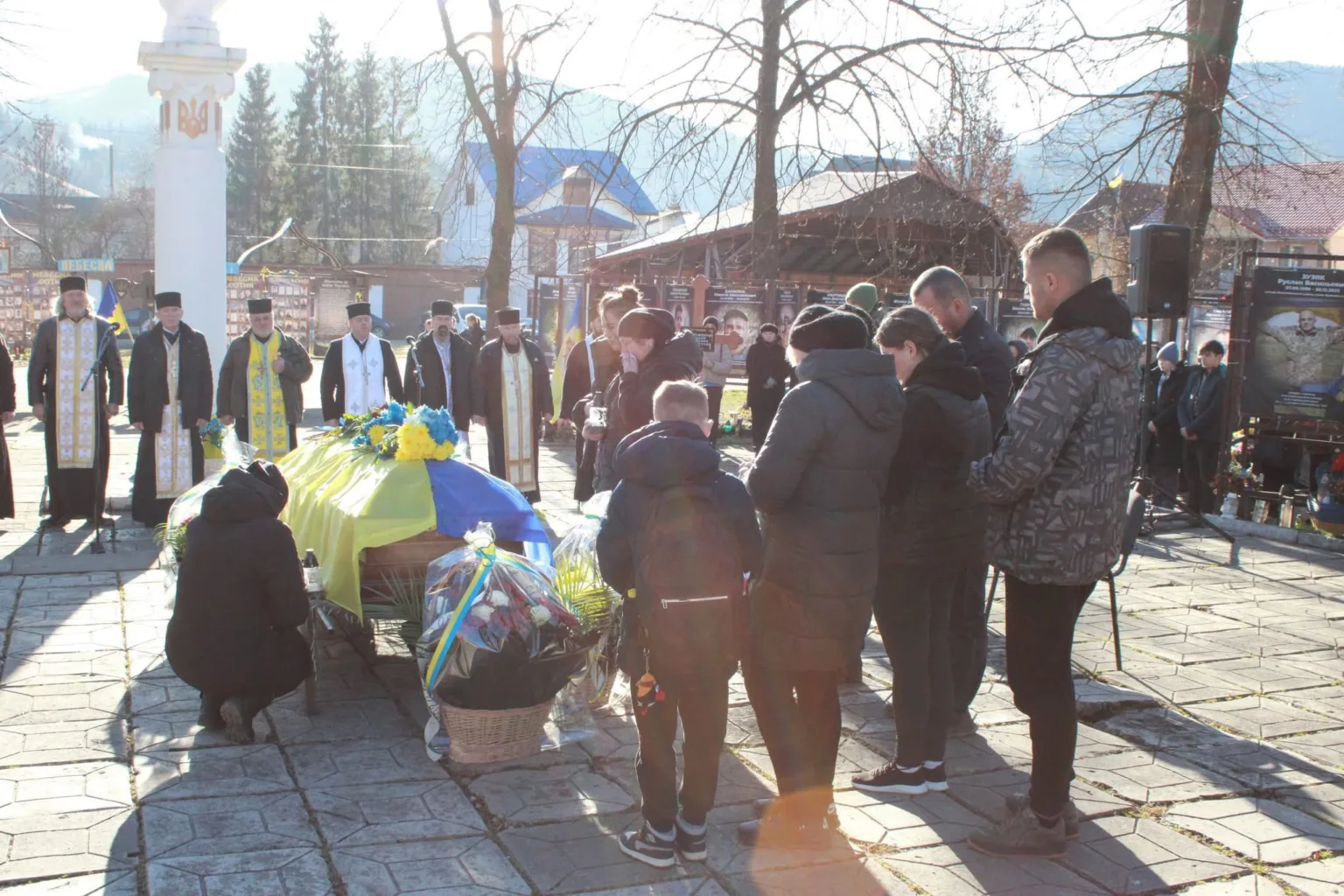 Прощання з полеглим воїном під прапором України