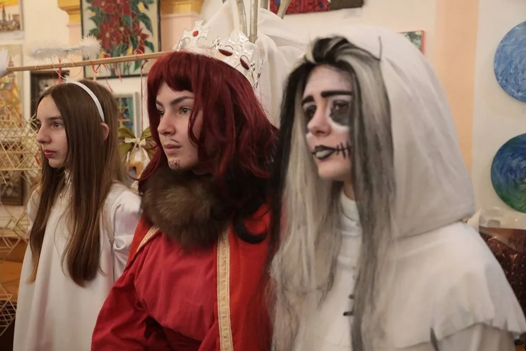 Троє людей у костюмах ангела, короля і привида