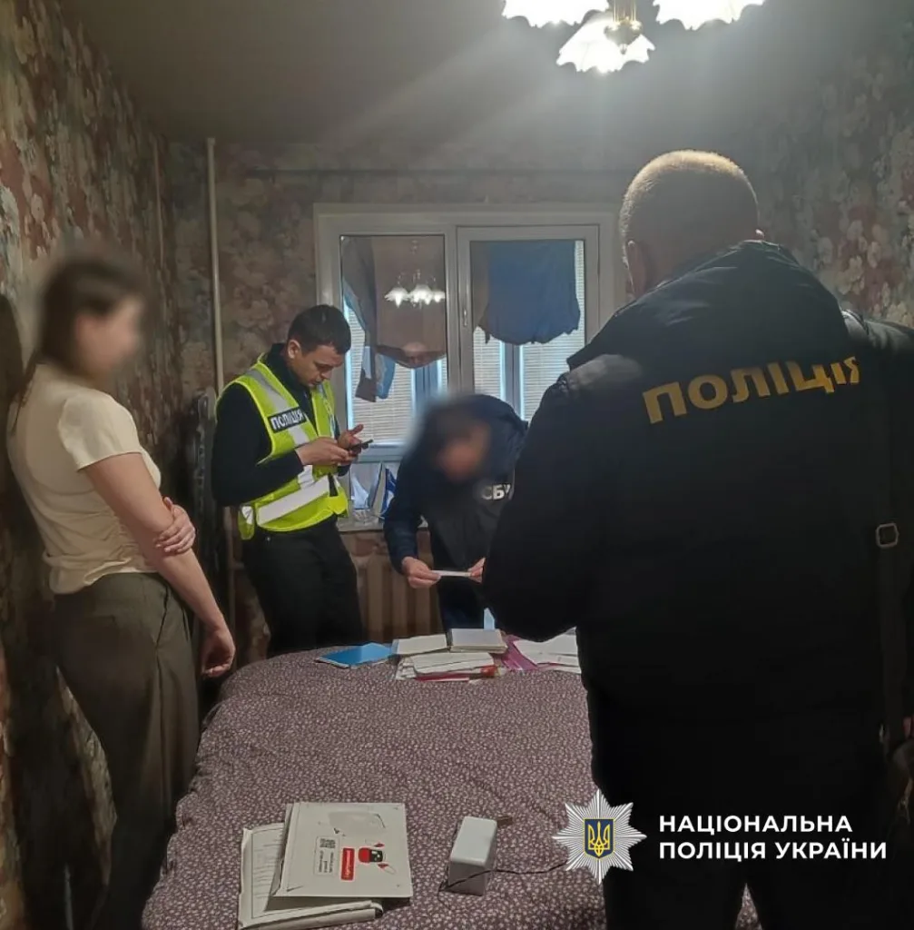 Поліція проводить обшук у квартирі