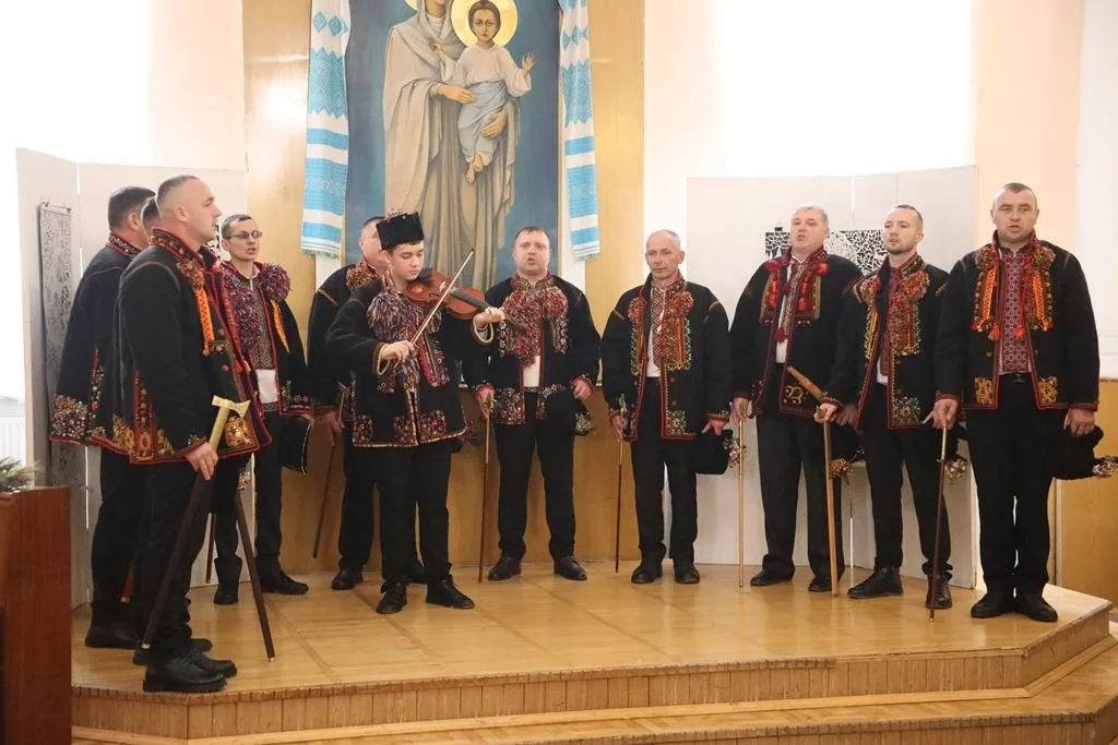 Чоловічий хор у традиційному українському вбранні співає