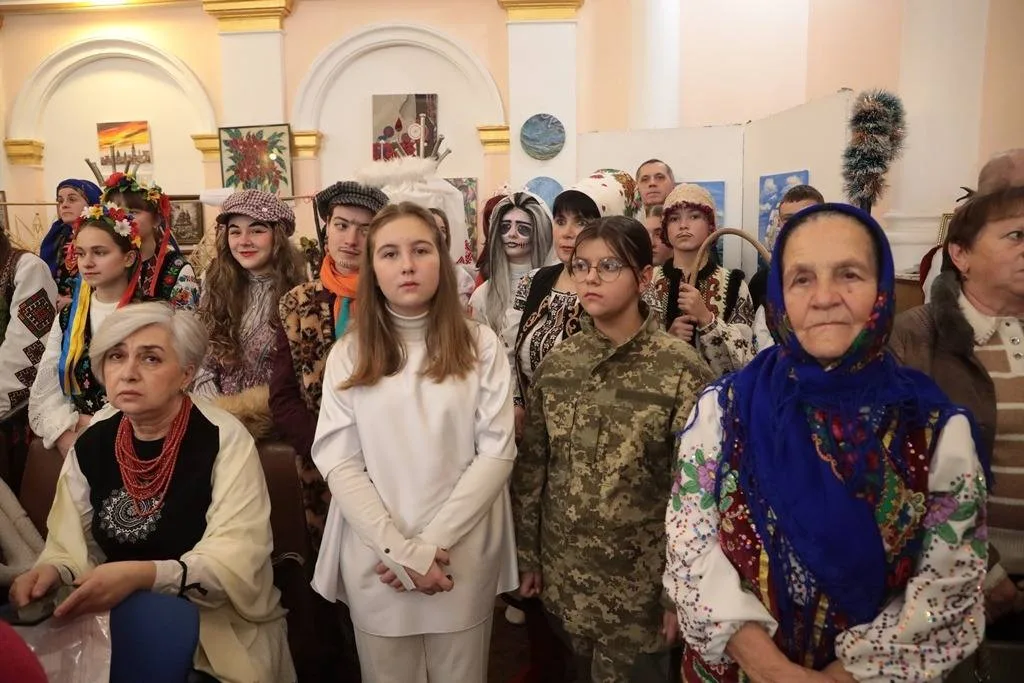 Люди у традиційних українських костюмах на святковому заході