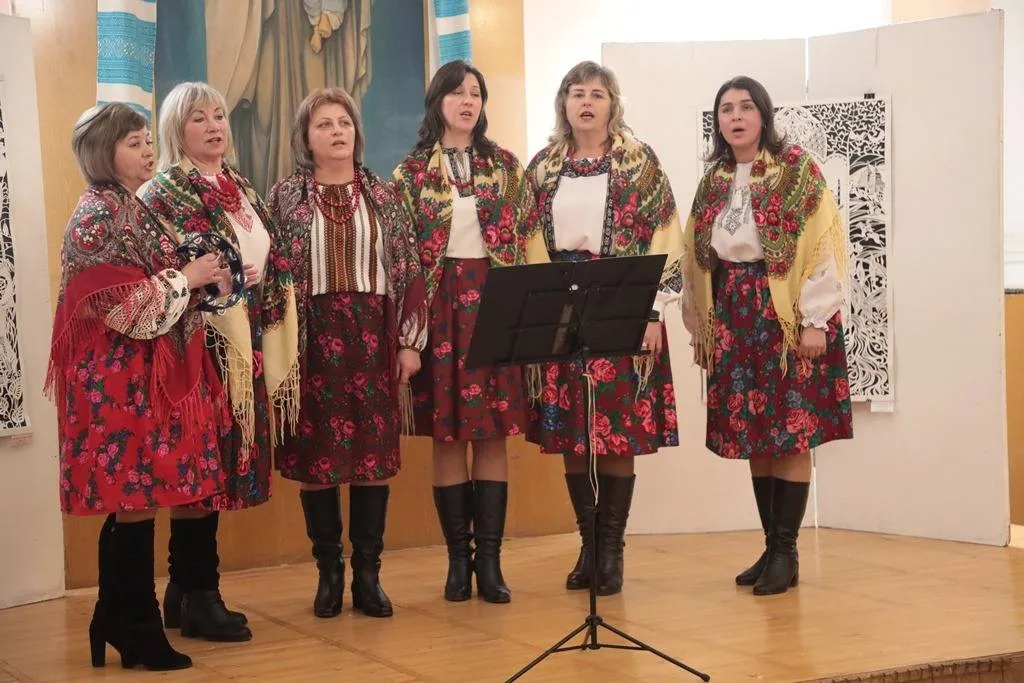 Жіночий хор у традиційних українських костюмах співає