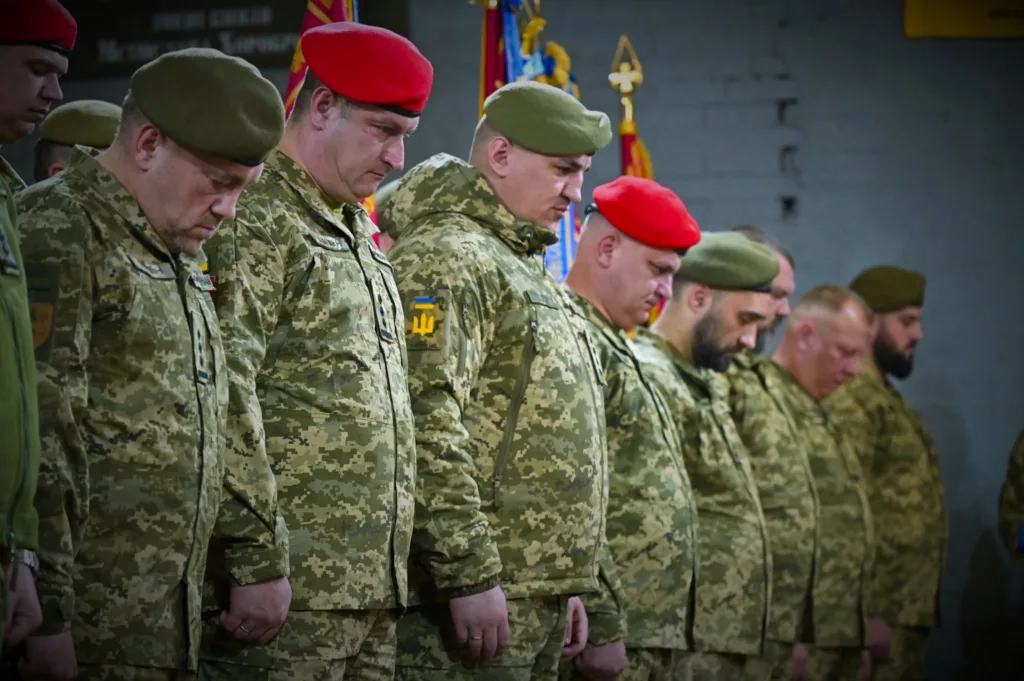 Українські військові вшановують полеглих героїв