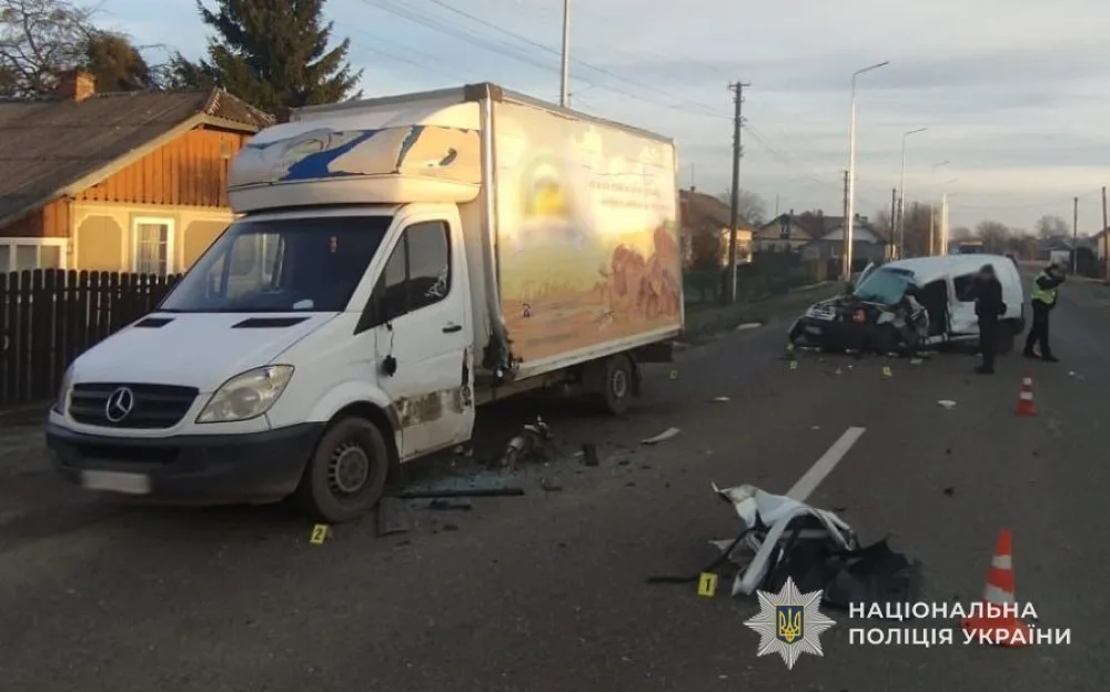 Дорожньо-транспортна пригода вантажівки та мікроавтобуса