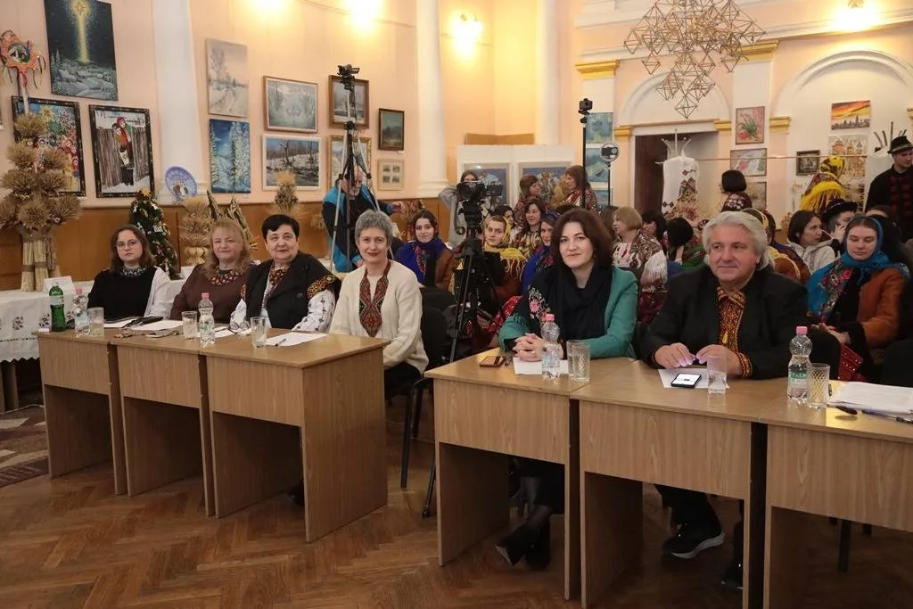 Журі на українському культурному заході у залі