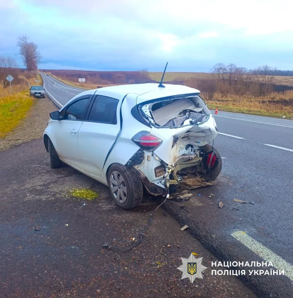 Пошкоджене авто після аварії на трасі