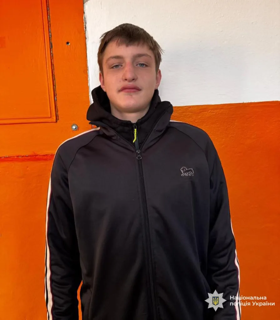 Чоловік у чорній куртці на помаранчевому тлі