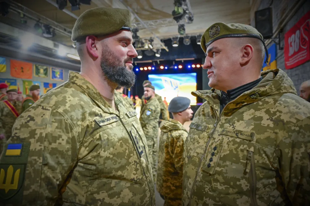 Українські військові спілкуються під час урочистого заходу