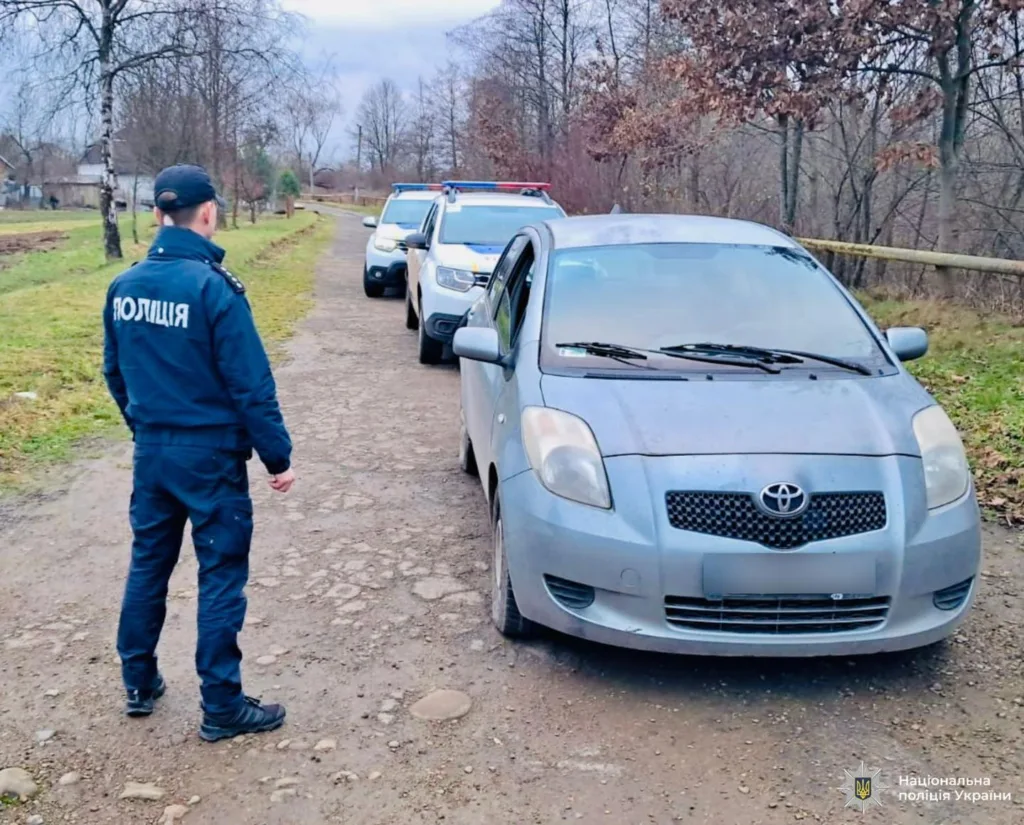 Поліцейський зупинив автомобіль на сільській дорозі