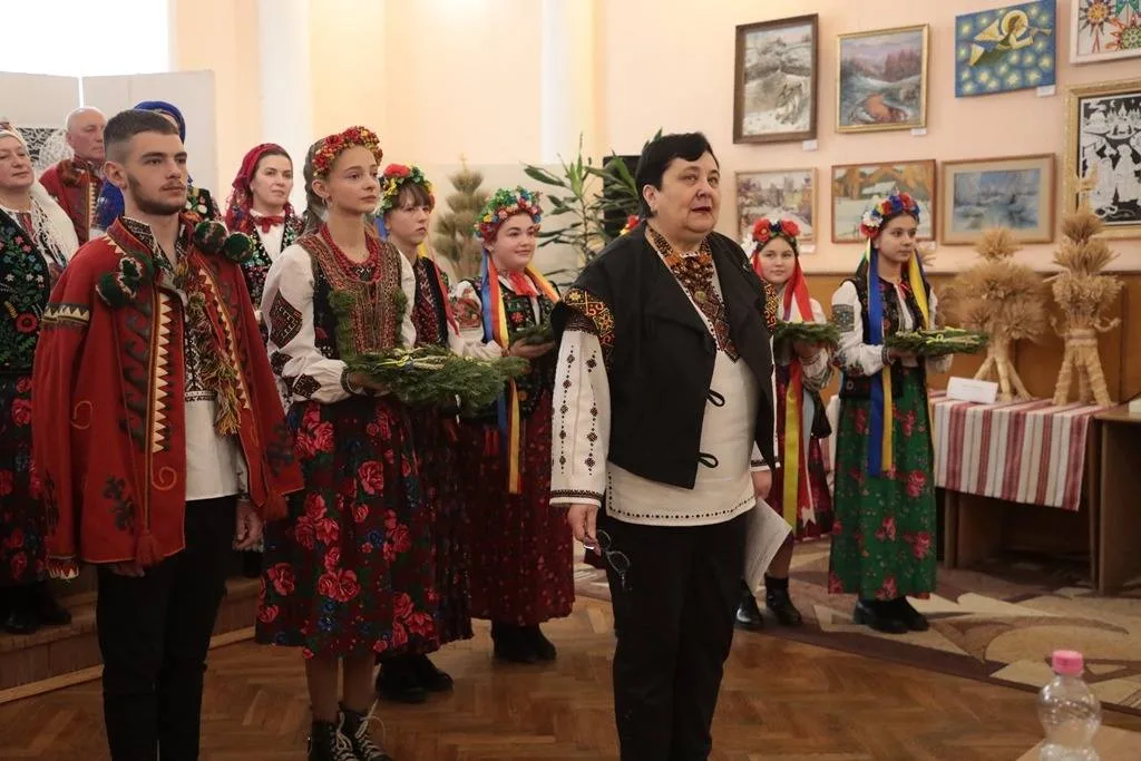 Люди у традиційному українському вбранні на святі