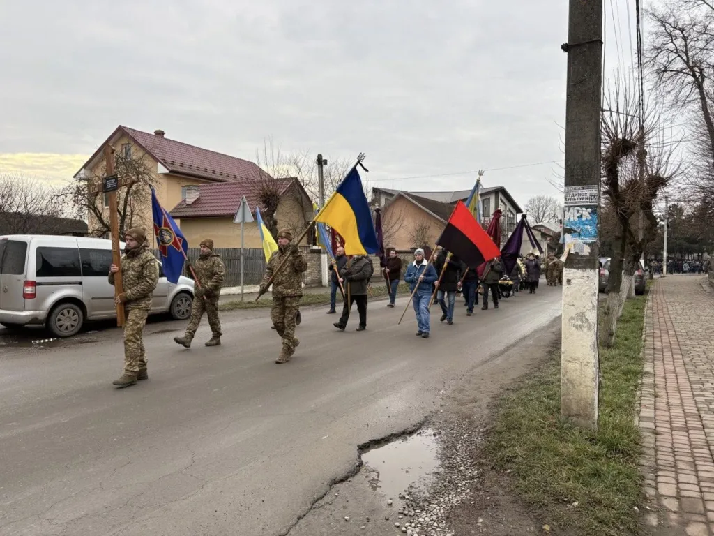 Військовий марш із прапорами на вулиці міста