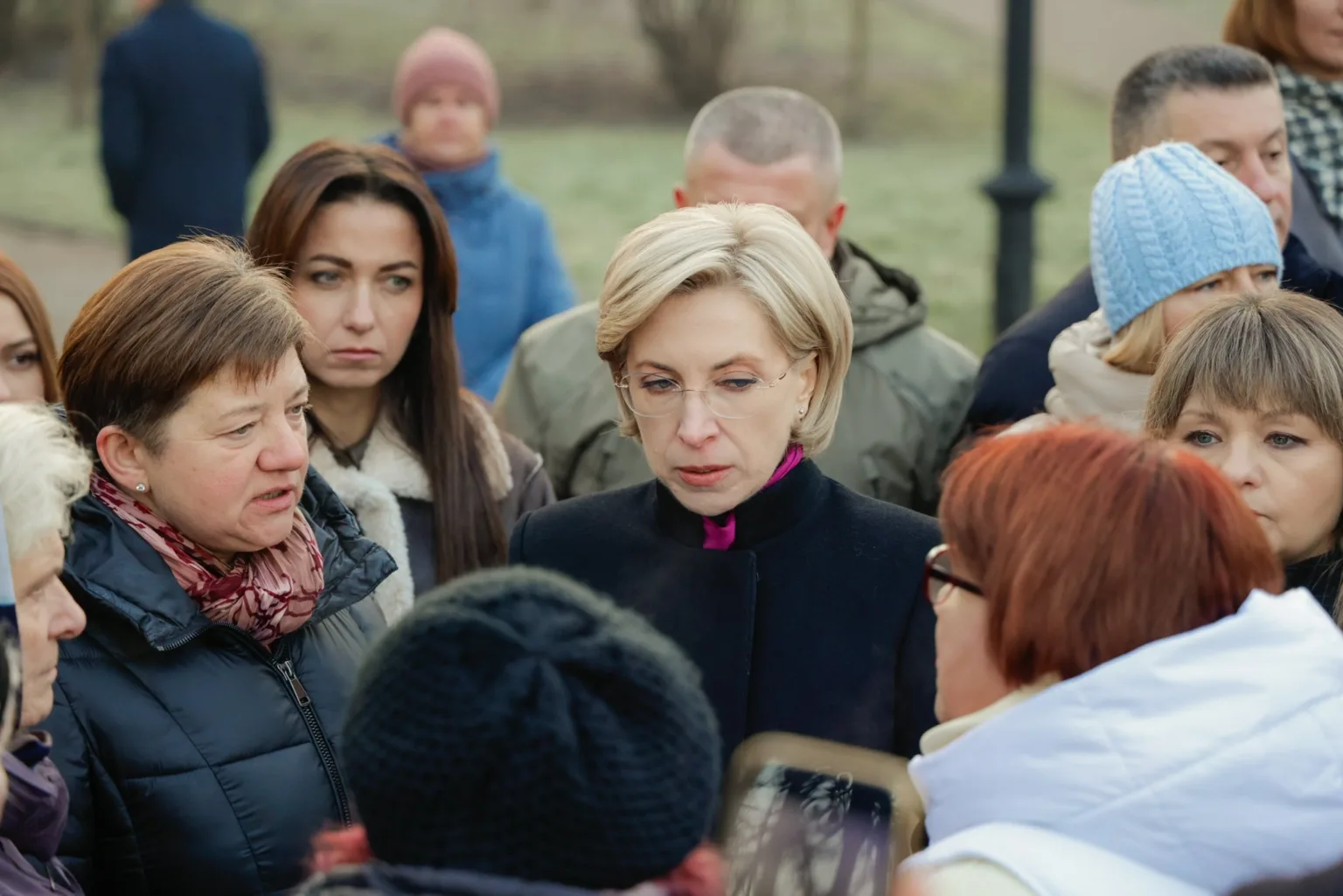 Група людей обговорює питання на вулиці