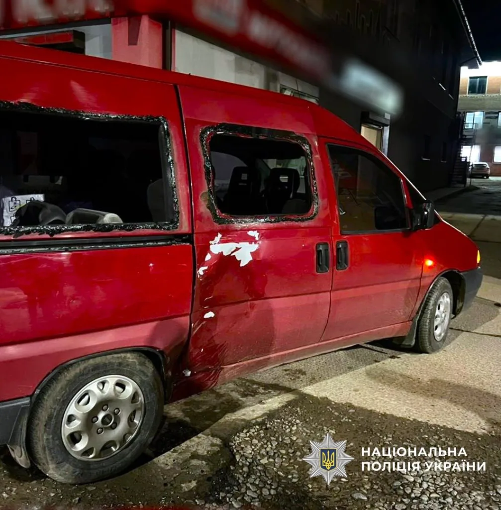 Пошкоджений червоний фургон на вулиці вночі