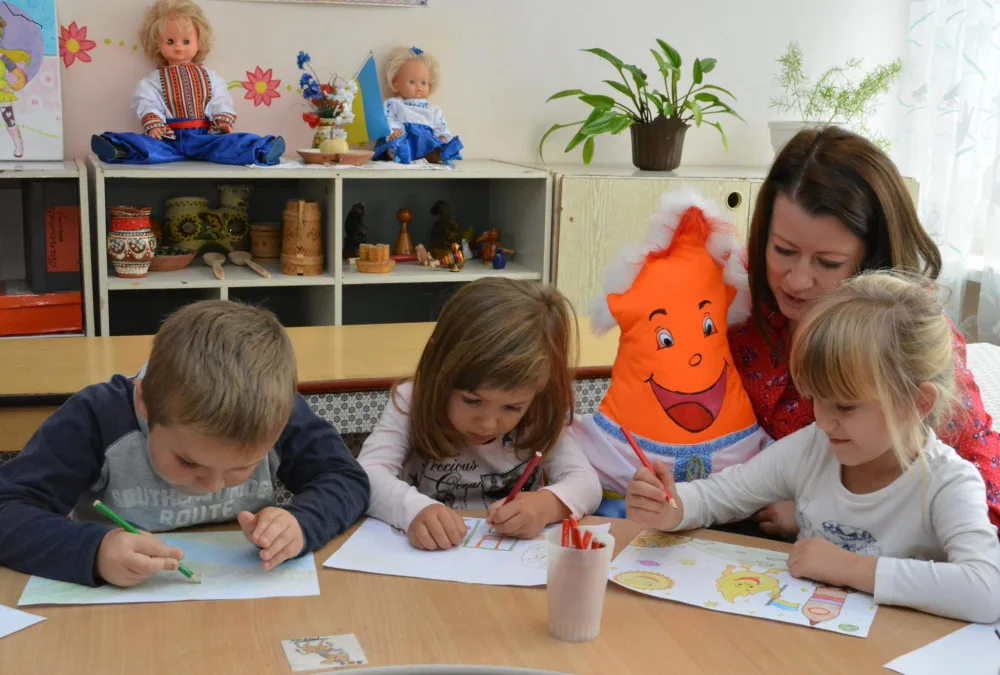 Діти малюють разом із вихователькою у дитячому садку