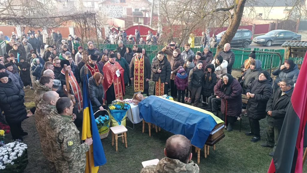 Похорон героя з українським прапором і людьми