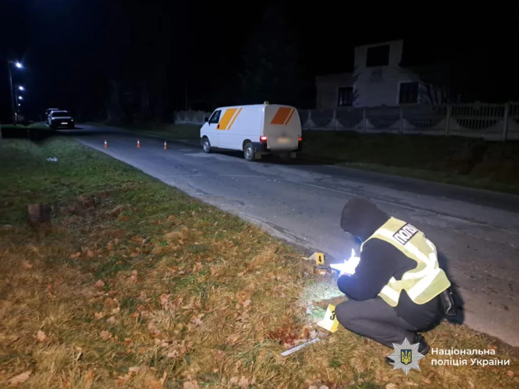 Поліція досліджує місце ДТП вночі