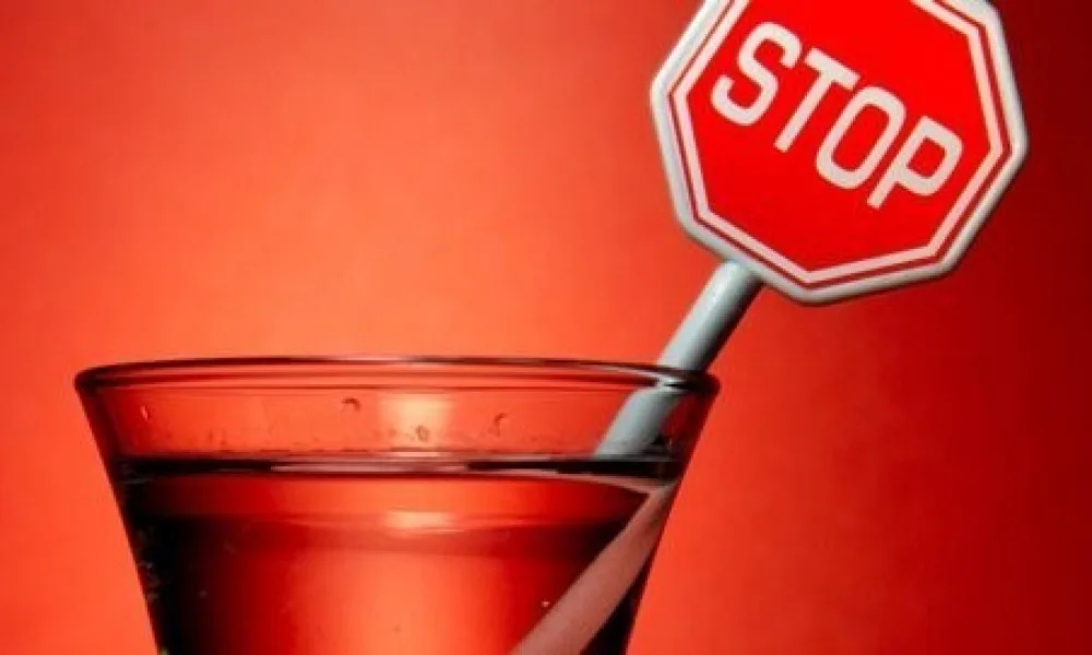 Склянка з напоєм і знаком стоп