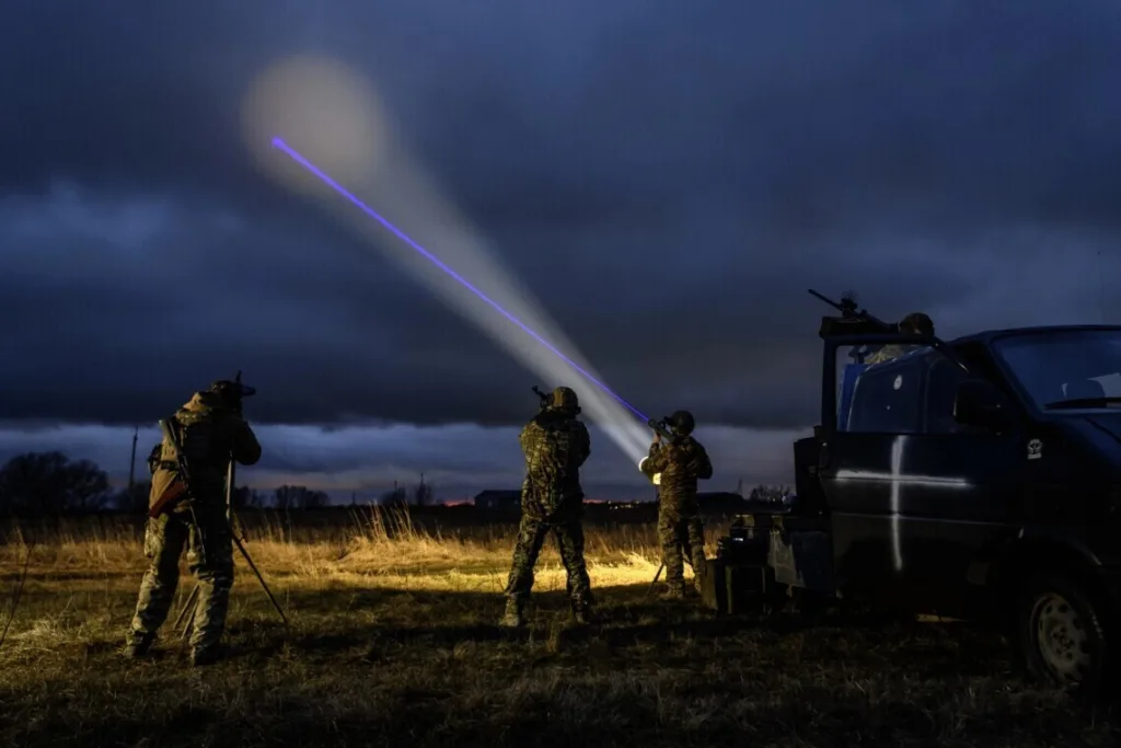 Військові з ПЗРК цілиться у небі вночі
