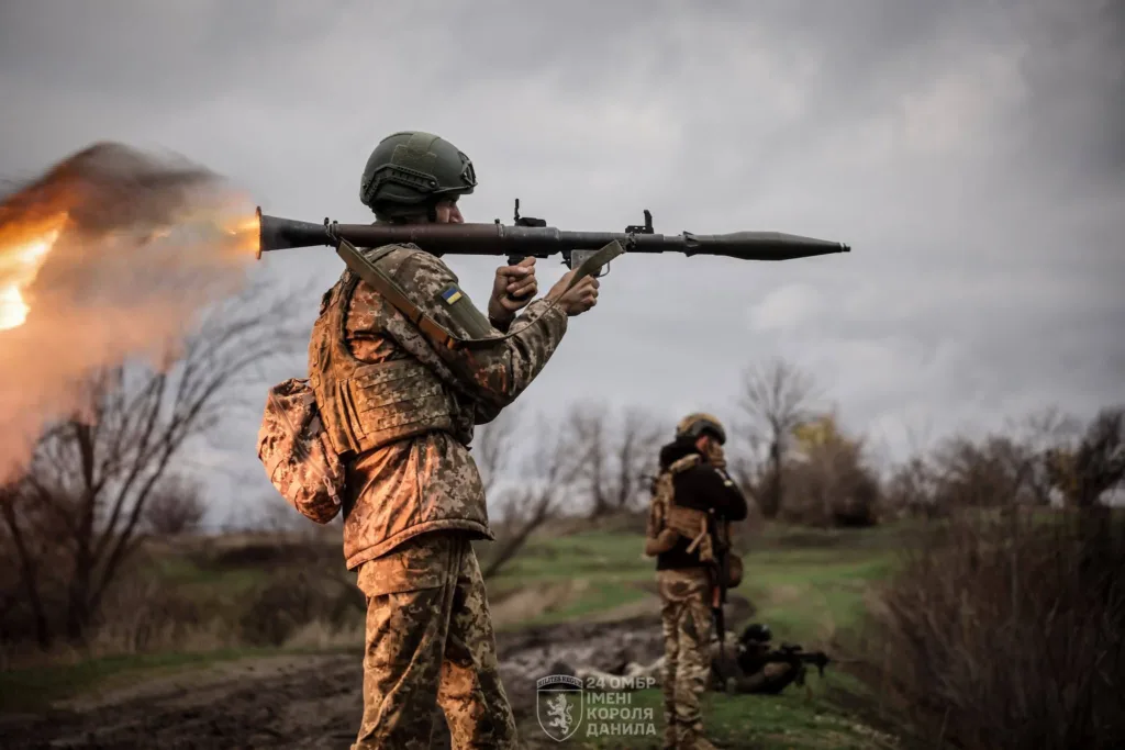 Український військовий стріляє з гранатомета на полі бою