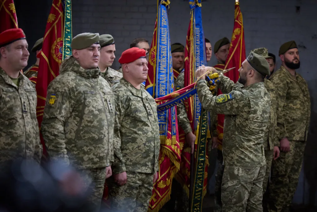 Українські військові під час церемонії з прапорами