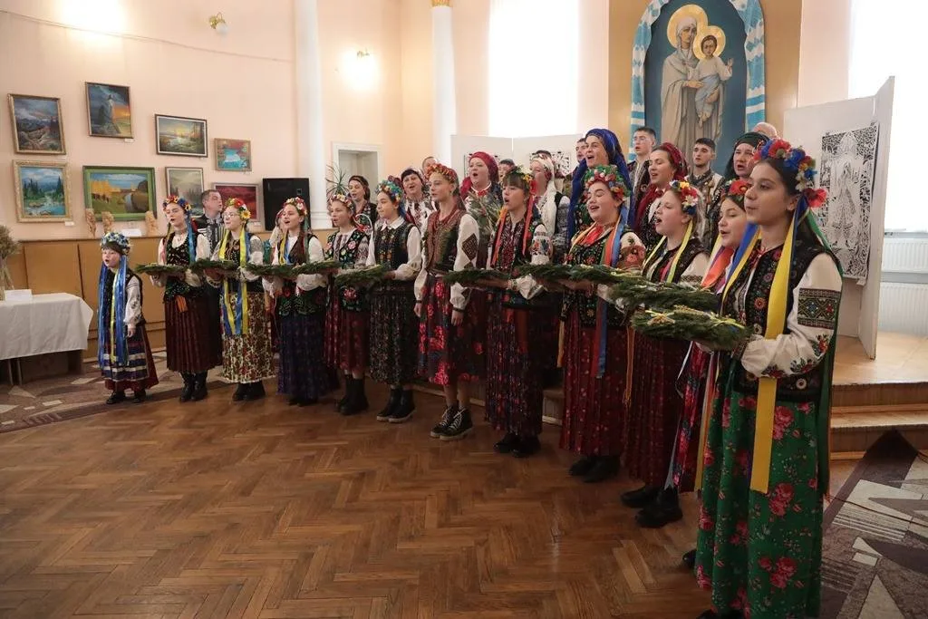 Український хор у традиційному вбранні співає на сцені