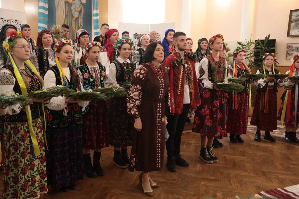 Група людей у традиційному українському вбранні співає