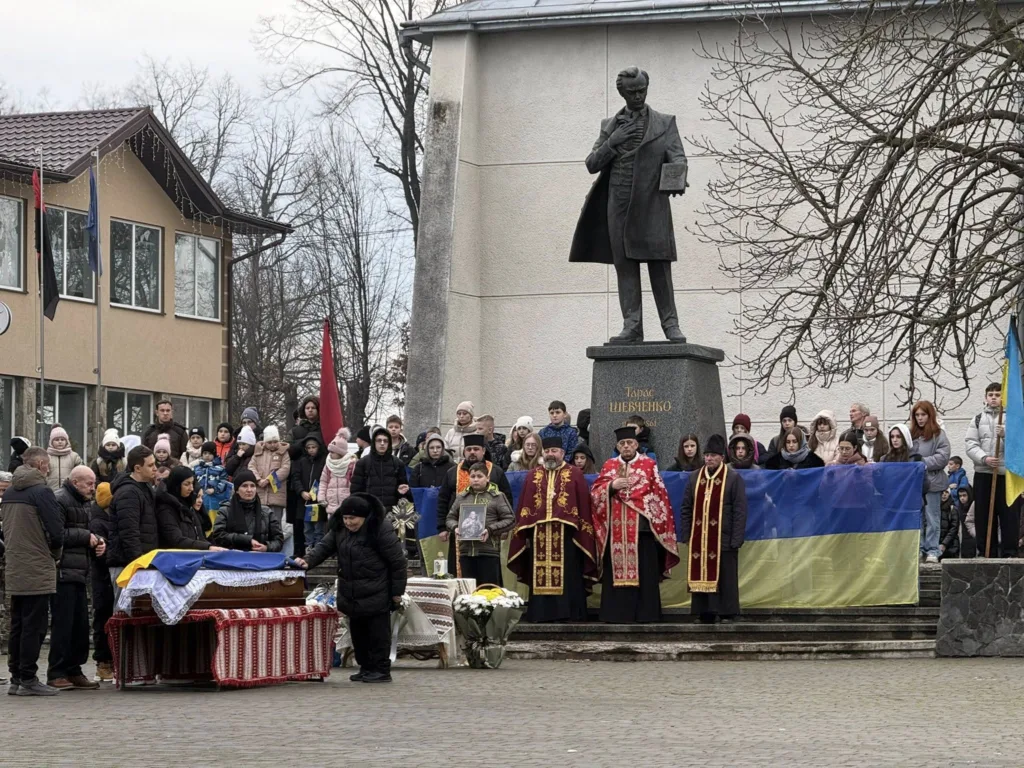 Прощання з полеглим воїном біля пам’ятника Шевченку